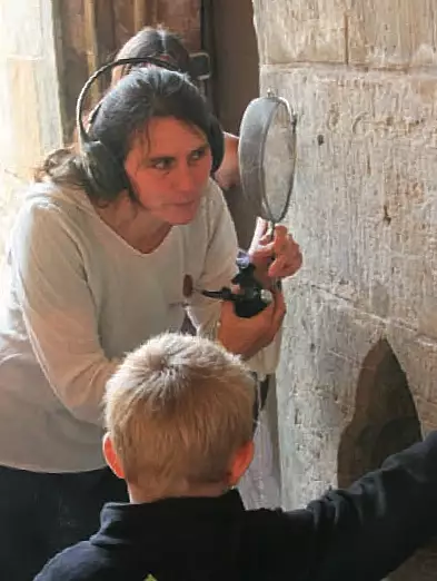 Sylke zeigt den Kinder die Schätze der Kirche